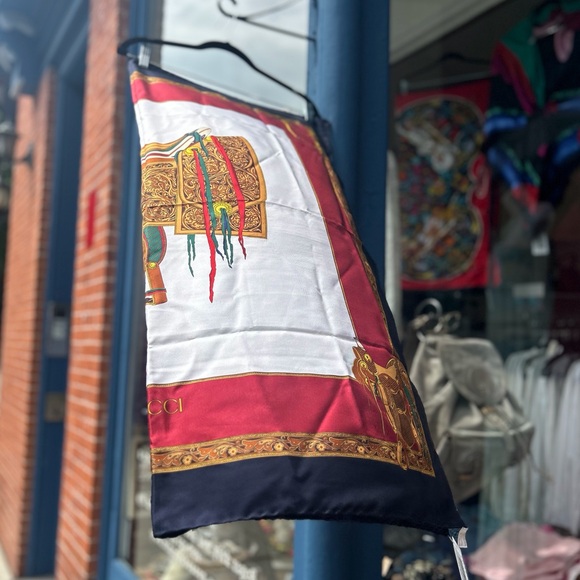 Gucci 1980โs saddle silk scarf in Navy/Red/white *vintage ๐ - Picture 1 of 9